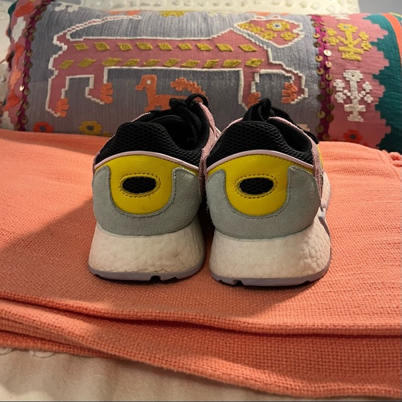 In Good Condition Adidas Sneakers W 9.5 - Picture 3 of 6